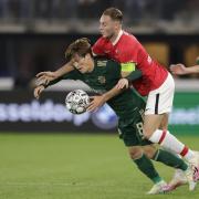 Teun Koopmeiners and Kyogo wrestle for possession during the 2021/22 season