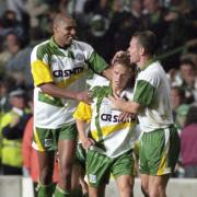 31/08/95 COCA COLA CUP 3RD RNDCELTIC v RAITH ROVERS (2-1 AET)CELTIC PARK - GLASGOWSimon Donnelly is congratulated by Pierre Van Hooijdonk (left) and John Hughes after scoring for Celtic.